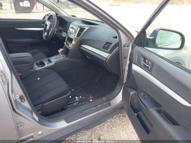 Subaru Outback 2.5i Image 6