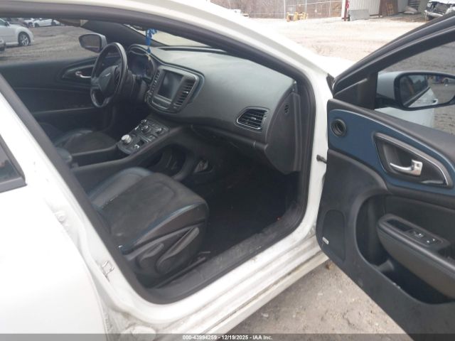 Chrysler 200 S Image 2