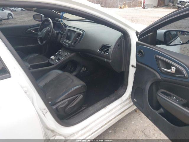 Chrysler 200 S Image 2