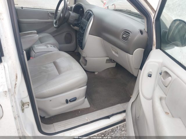 Chrysler Town & Country Touring Image 7