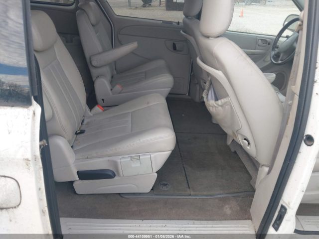 Chrysler Town & Country Touring Image 6